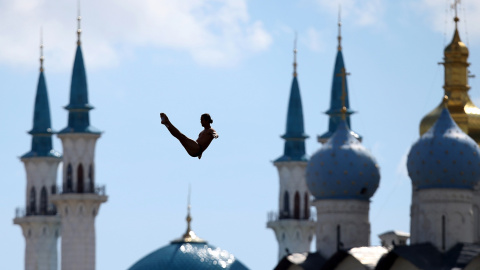 Un atleta compite en una de las pruebas de los Campeonatos del Mundo de natación en el río Kazanka, en Kazán, Rusia. AFP PHOTO / ROMANO Kruchinin
