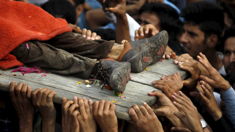 Aldeanos de Cachemira llevan el cuerpo de un presunto militante por la independencia.- REUTERS / Danish Ismail