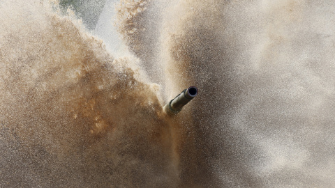 El cañón de un tanque se ve a través del agua durante una competición internacional de ejércitos  en Alabino, fuera de Moscú, Rusia. REUTERS / Maxim Zmeyev