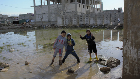 Niños juegan en los charcos dejados por las fuertes lluvias./Andrea Olea Niños juegan en los charcos dejados por las fuertes lluvias./Andrea Olea