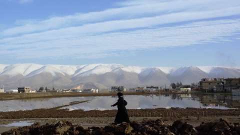 Una mujer camina por una carretera en Bar Elias, en el valle de la Bekaa./Andrea Olea Una mujer camina por una carretera en Bar Elias, en el valle de la Bekaa./Andrea Olea