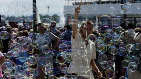 Un artista callejero realiza un espectáculo de pompas de jabón en Constanza (Alemania). EFE/Patrick Seeger