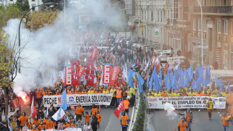 Miles de personas se manifiestan en A Coruña contra el cierre de las plantas de Alcoa./EUROPA PRESS Miles de personas se manifiestan en A Coruña contra el cierre de las plantas de Alcoa./EUROPA PRESS