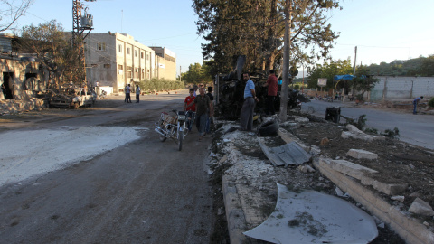Un grupo de personas inspecciona los daños provocados en el hospital de maternidad operado por Save the Children después de un ataque aéreo en la ciudad controlada por los rebeldes de Kafer Takhareem en la provincia de Idlib, Siria. REUTERS Un grupo de personas inspecciona los daños provocados en el hospital de maternidad operado por Save the Children después de un ataque aéreo en la ciudad controlada por los rebeldes de Kafer Takhareem en la provincia de Idlib, Siria. REUTERS