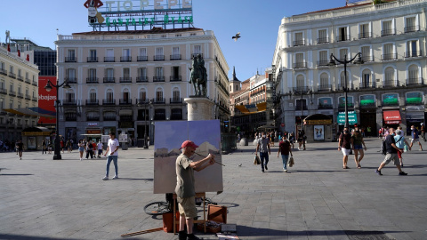 Antonio López revisa las perspectivas durante una de sus sesiones para pintar la famosa plaza Puerta del Sol de Madrid. REUTERS / Juan Medina Antonio López revisa las perspectivas durante una de sus sesiones para pintar la famosa plaza Puerta del Sol de Madrid. REUTERS / Juan Medina