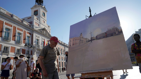 El pintor Antonio López se prepara para continuar su cuadro sobre la Puerta del Sol de Madrid. REUTERS / Juan Medina El pintor Antonio López se prepara para continuar su cuadro sobre la Puerta del Sol de Madrid. REUTERS / Juan Medina