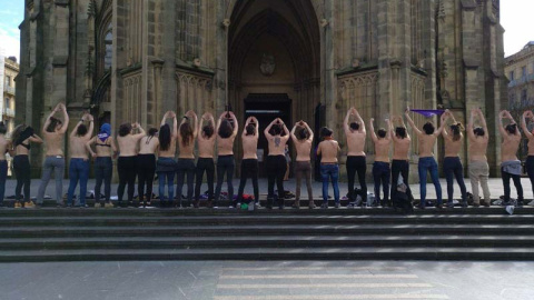 Varias mujeres en topless delante de la Catedral de San Sebastián. Varias mujeres en topless delante de la Catedral de San Sebastián.