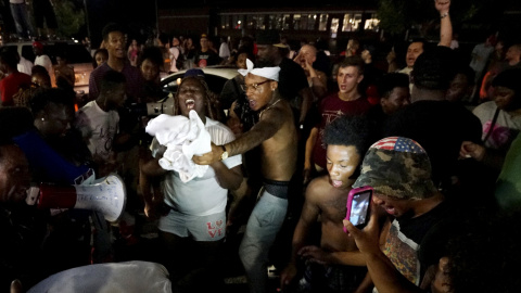 Un año después de los disparos de la policía que mataron a un adolescente negro desarmado empujó Ferguson, el suburbio de St. Louis, a protestas continuas denunciando la violencia policial. REUTERS