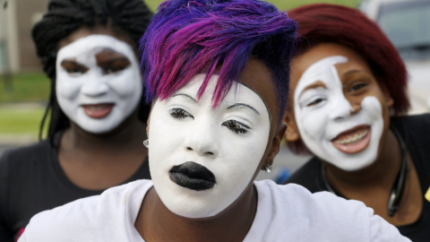 La compañía de danza Haynes The Mistory espera antes de una marcha en protesta por la muerte del adolescente negro y desarmado Michael Brown hace un año en Ferguson, por culpa de la violencia policial. REUTERS / Rick Wilking