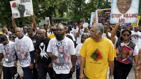 El padre de Michael Brown encabeza la marcha en protesta por la muerte de su hijo desarmado hace un año a manos de un policía blanco en la ciudad de Ferguson. REUTERS