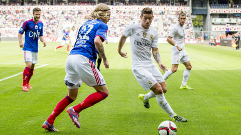 El jugador del Valerenga Elias Mar Omarsson trata de superar al colombiano del Real Madrid James Rodriguez, en el partido jugado en Oslo que cierra la gira de pretemporada del equipo merengue. EFE/EPA/VEGARD WIVESTAD GROTT El jugador del Valerenga Elias Mar Omarsson trata de superar al colombiano del Real Madrid James Rodriguez, en el partido jugado en Oslo que cierra la gira de pretemporada del equipo merengue. EFE/EPA/VEGARD WIVESTAD GROTT