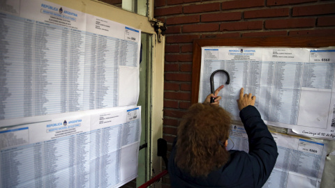 Una mujer busca a su nombre en una lista antes de emitir su voto en un colegio electoral en Buenos Aires. REUTERS