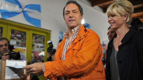 El gobernador de la provincia de Buenos Aires, Daniel Scioli, vota hoy, domingo 9 de agosto de 2015, a su centro electoral para votar en los comicios argentinos. EFE/Martin Di Maggio