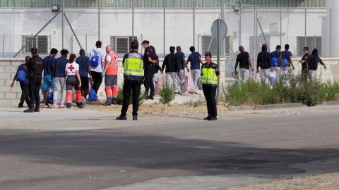 Varios de los quince migrantes rescatados por el barco Open Arms, que han llegado este viernes a San Roque a bordo del buque de la Armada Audaz. /EFE Varios de los quince migrantes rescatados por el barco Open Arms, que han llegado este viernes a San Roque a bordo del buque de la Armada Audaz. /EFE