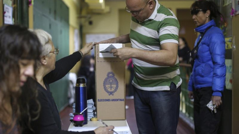 Varios ciudadanos argentinos votan en la jornada electoral de hoy, 09 de agosto de 2015. Los colegios electorales de Argentina abrieron este domingo a las 08.00 hora local (11.00 GMT) para las elecciones primarias que definirán a los candid