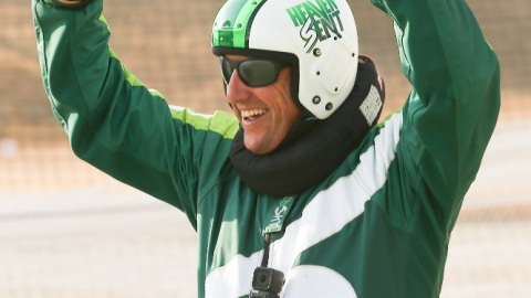 El estadounidense Luke Aikins se ha convertido en la primera persona en saltar 25.000 pies (7.620 metros) sin paracaídas. AFP