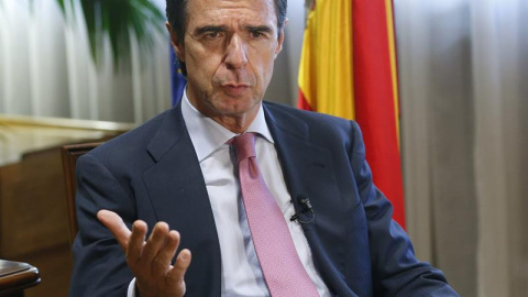 El ministro de Industria, Energía y Turismo, José Manuel Soria, durante la entrevista concedida a Efe en la que ha subrayado la necesidad de "seguir aumentando el peso de la industria" en España, hasta más allá del 20 % del PIB marcado como El ministro de Industria, Energía y Turismo, José Manuel Soria, durante la entrevista concedida a Efe en la que ha subrayado la necesidad de "seguir aumentando el peso de la industria" en España, hasta más allá del 20 % del PIB marcado como