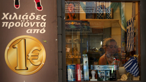 Una tienda de todo a un euro en el centro de Atenas. REUTERS/ Yiannis Kourtoglou Una tienda de todo a un euro en el centro de Atenas. REUTERS/ Yiannis Kourtoglou