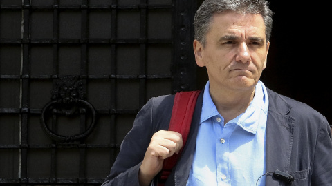 El ministro griego de Finanzas, Euclides Tsakalotos, a su salida de la residencia del primer ministro, el palacio Maximos, tras una reunión con Alexis Tsipras para analizar la marcha de las negociaciones con los acreedores internacionales. El ministro griego de Finanzas, Euclides Tsakalotos, a su salida de la residencia del primer ministro, el palacio Maximos, tras una reunión con Alexis Tsipras para analizar la marcha de las negociaciones con los acreedores internacionales.