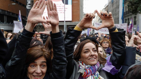 Miles de periodistas han abarrotado la plaza madrileña de Callao para protestar contra el machismo en la profesión. /EFE/ Emilio Naranjo Miles de periodistas han abarrotado la plaza madrileña de Callao para protestar contra el machismo en la profesión. /EFE/ Emilio Naranjo