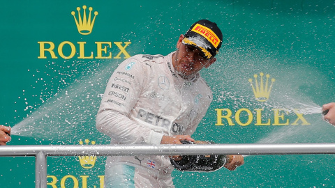 El piloto de Fórmula 1 Lewis Hamilton, de Mercedes AMG Petronas, celebra su victoria en el Gran Premio alemán del circuito de Hockenheim. EFE/EPA/RONALD WITTEK El piloto de Fórmula 1 Lewis Hamilton, de Mercedes AMG Petronas, celebra su victoria en el Gran Premio alemán del circuito de Hockenheim. EFE/EPA/RONALD WITTEK