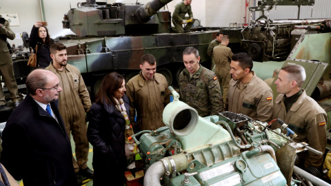 La ministra de Defensa, Margarita Robles, durante una visita con el  presidente de Aragón, Javier Lambán, a la Academia de Logística del Ejercito fe Tierra en Calatayud (Zaragoza). EFE/ Javier Cebollada