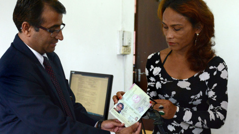La primera ciudadana transexual de Nepal en recibir un pasaporte transexual nepalí, Mónica Shahi, de Kailali. 10 de agosto de 2015. PRAKASH MATHEMA / AFP