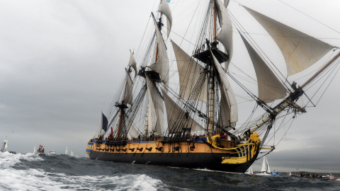 El Hermione, un barco francés, llegó con sus 80 tripulantes a Brest, en el noroeste de Francia, acompañado de una flota de 25 embarcaciones tradicionales y una moderna fragata. AFP PHOTO / FRED TANNEAU