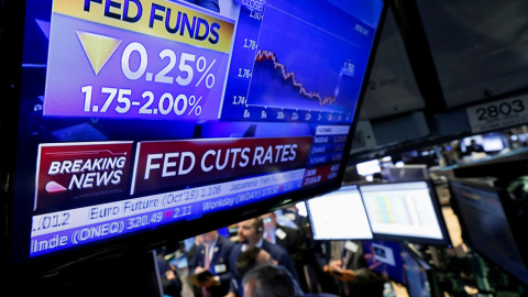 Un monitor de televisión en el patio de negociación de la Bolsa de Nueva York (NYSE, en sus siglas en inglés) anuncia el nuevo recorte de los tipos de interés en EEUU. REUTERS/Brendan McDermid Un monitor de televisión en el patio de negociación de la Bolsa de Nueva York (NYSE, en sus siglas en inglés) anuncia el nuevo recorte de los tipos de interés en EEUU. REUTERS/Brendan McDermid