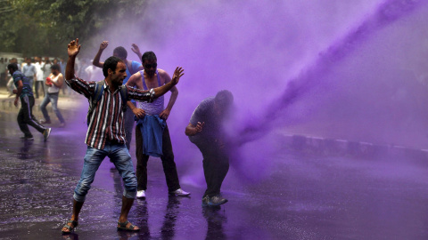 La policía usa agua teñida para dispersar los manifestantes en Srinagar, 10 de agosto de 2015. La policía india detuvo este lunes a decenas de empleados del gobierno que se manifestaban en Srinagar para reclamar una regularización de los pu