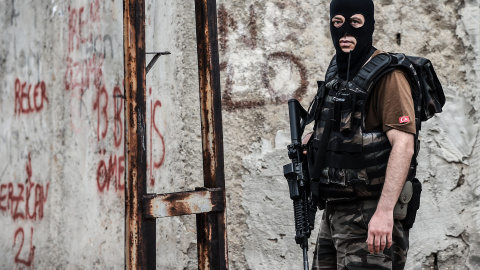 Un policía turco es fotografiado durante los enfrentamientos con los atacantes en 10 de agosto 2015 en el distrito Sultanbeyli en Estambul. OZAN KOSE / AFP