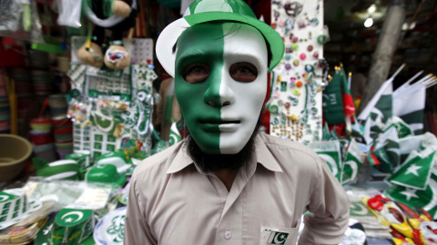 Un paquistaní lleva los colores de la bandera durante los preparativos para la celebración del Día de la Independiencia de Reino Unido en un mercado de Peshawar, Pakistán hoy 10 de agosto de 2015. Pakistán celebra su independencia el próxim