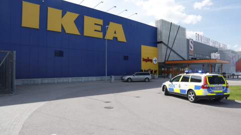 Se ve un coche de la policía en frente de una tienda de Ikea en Västerås, Suecia central, 10 de agosto de 2015. Dos personas murieron y uno fue gravemente herido en un ataque con arma blanca en una tienda de IKEA. /Reuters/ Peter Kruger