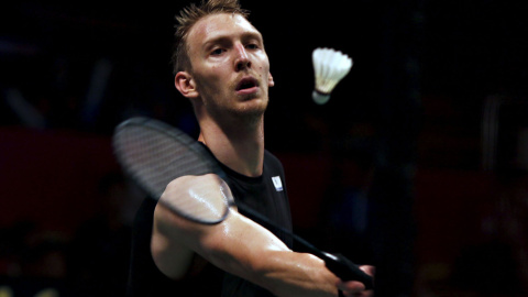 El alemán, Dieter Domke, jugando contra el japonés, Kento Momota, en un partido de bádminton  en el Campeonato Mundial BWF en Yakarta, 10 de agosto de 2015. REUTERS / Beawiharta