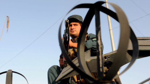 Un policía afgano, durante el operativo contra el ataque en el hotel de Kabul. EFE Un policía afgano, durante el operativo contra el ataque en el hotel de Kabul. EFE