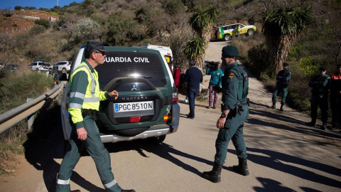 Miembros de la Guardia Civil en los alrededores de la finca privada en la localidad malagueña de Totalán, donde desde ayer se trabaja en el rescate del niño de dos años que cayó a un pozo de más de cien metros de profundidad | EFE/Daniel Pé Miembros de la Guardia Civil en los alrededores de la finca privada en la localidad malagueña de Totalán, donde desde ayer se trabaja en el rescate del niño de dos años que cayó a un pozo de más de cien metros de profundidad | EFE/Daniel Pé