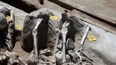 Detalle de los grilletes con los que fueron atados por las manos las víctimas de una ejecución en masa en la antigua Grecia. REUTERS/Alkis Konstantinidis