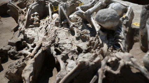 Restos de los esqueletos con grilletes en sus muñecas y apialdos unos sobre otros en la fosa común encontrada en el antiguo cementerio Falyron Delta en Atenas. REUTERS/Alkis Konstantinidis