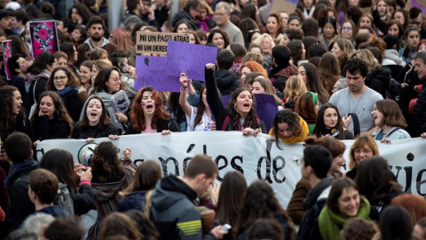 Aspecte de part de la manifestació feminista aquest dijous 8 de marça a la tarda a Barcelona. EFE / Marta Pérez.