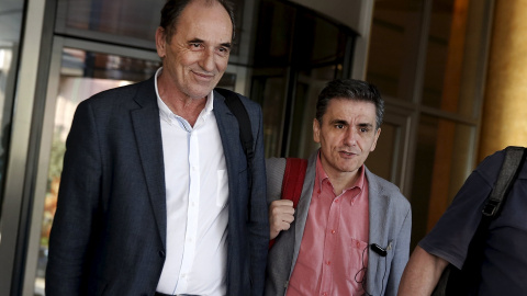 El ministro griego de Economía, George Stathakis, y el de Finanzas, Euclid Tsakalotos, a la salida del hotel de Atenas donde han estado negociando con la troika el tercer rescate. REUTERS/Alkis Konstantinidis El ministro griego de Economía, George Stathakis, y el de Finanzas, Euclid Tsakalotos, a la salida del hotel de Atenas donde han estado negociando con la troika el tercer rescate. REUTERS/Alkis Konstantinidis