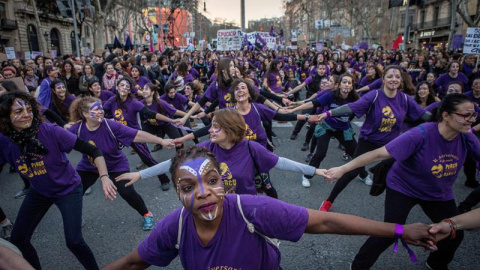 Manifestación feminista en Barcelona. / ENRIC FONTCUBERTA (EFE)