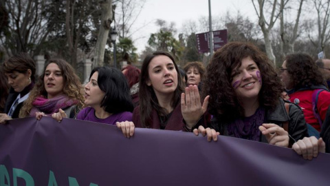 La diputada de Podemos Irene Montero, en la manifestación feminista en Madrid. / LUCA PIERGIOVANNI (EFE)