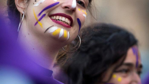 Manifestación feminista en Barcelona. / ENRIC FONTCUBERTA (EFE)