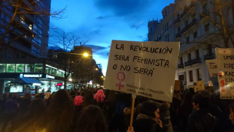 Empieza a anochecer en Bilbao. La multitud ya ha tomado la Gran Vía y se acerca al punto de salida de la manifestación. | D.A.