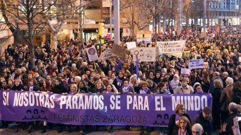 Manifestación feminista en Zaragoza. / JAVIER BELVER (EFE)