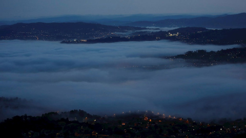 Vigo y las Rías Baixas amanecen sumergidas en la niebla. Vigo y las Rías Baixas amanecen sumergidas en la niebla.