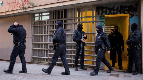 Los Mossos d'Esquadra llevan a cabo desde primera hora de esta mañana una operación contra el terrorismo yihadista en la ciudad Barcelona y en Igualada.(QUIQUE GARCÍA | EFE) Los Mossos d'Esquadra llevan a cabo desde primera hora de esta mañana una operación contra el terrorismo yihadista en la ciudad Barcelona y en Igualada.(QUIQUE GARCÍA | EFE)