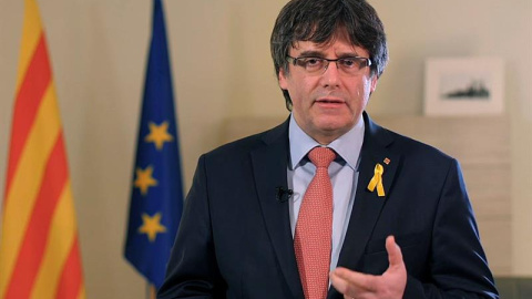 Imagen del vídeo difundido hoy a través de las redes sociales, en el que el líder de Junts per Catalunya (JxCat), Carles Puigdemont, ha anunciado que renuncia "de manera provisional" a su investidura. - EFE Imagen del vídeo difundido hoy a través de las redes sociales, en el que el líder de Junts per Catalunya (JxCat), Carles Puigdemont, ha anunciado que renuncia "de manera provisional" a su investidura. - EFE