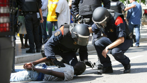 Miembros de los Mossos d'Esquadra retienen a un participante en los disturbios que han tenido lugar hoy en Salou. EFE/Jaume Sellart