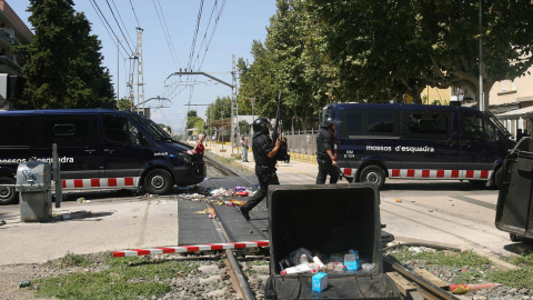 La circulación ferroviaria en la línea R16 se halla cortada entre Cambrils y Tarragona por los incidentes que están ocasionando en Salou un grupo de manteros africanos en protesta por la muerte de uno de sus compatriotas. EFE/Jaume Sellart